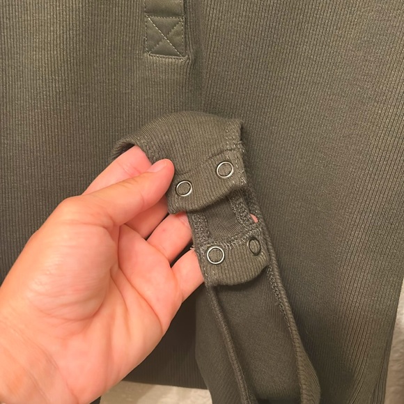 NWT Express V-Neck Long Puff Sleeve Henley Bodysuit Size Medium - Picture 8 of 9